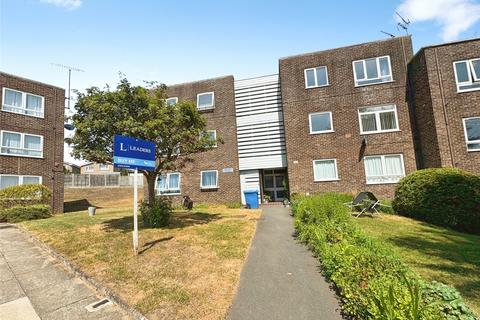 2 bed property, in Hale Close, £90,000