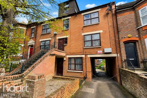 1 bed property, in Faith House, £140,000