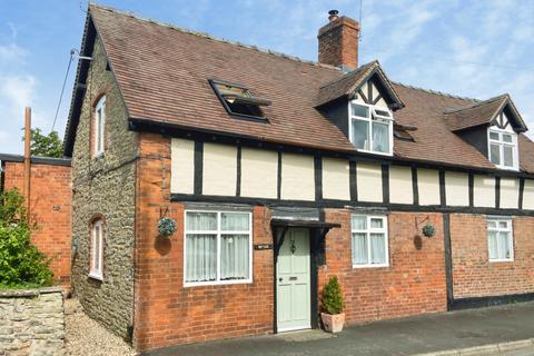 2 bed property, in Ashford Carbonel, £275,000