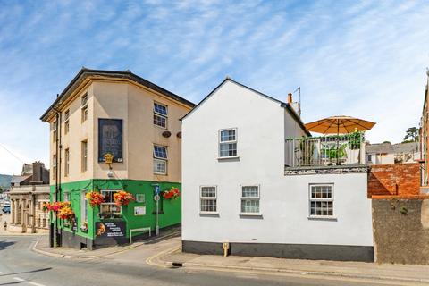 2 bed property, in Commercial Road, £230,000