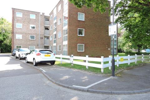 1 bed property, in Hansart Way, £135,000