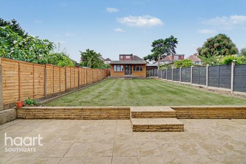 4 bed property, in Brookdale, £885,000