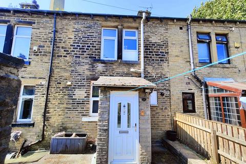 2 bed property, in Woodside Mount, £130,000