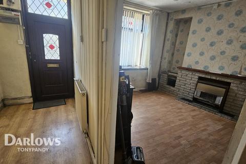 3 bed property, in High Street, £80,000