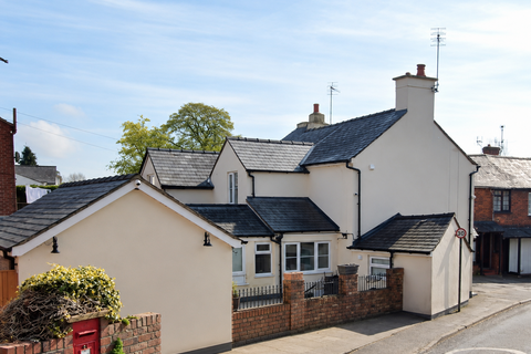2 bed property, in Church Street, £220,000