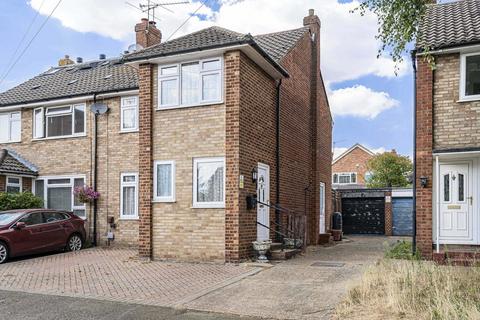 3 bed property, in Fullerton Drive, £450,000