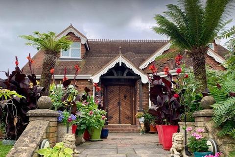 3 bed property, in Tywyn LL36, £675,000