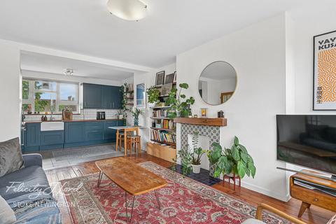 2 bed property, in Albion Road, £475,000