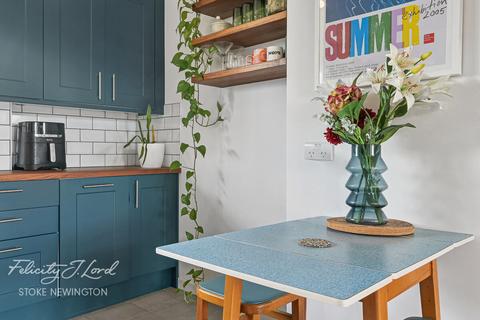 2 bed property, in Albion Road, £475,000
