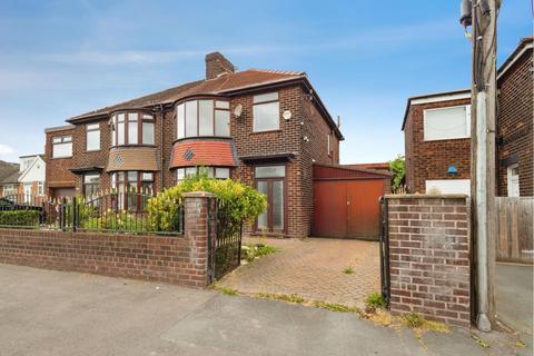 3 bed property, in Broadway, £300,000