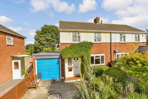 2 bed property, in Lion Field, £290,000