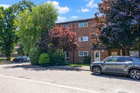 1 bed property, in Gilligan Close, £190,000