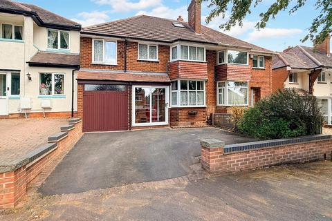 5 bed property, in Wychall Road, £385,000