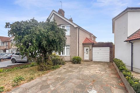 2 bed property, in Hurst Road, £450,000