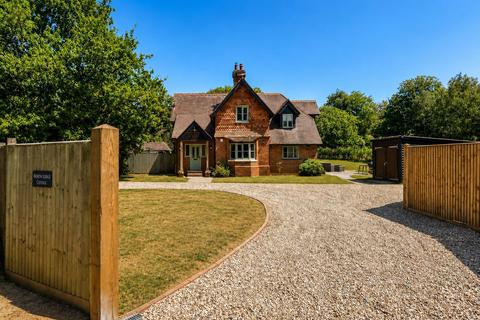 3 bed property, in High Street, £850,000