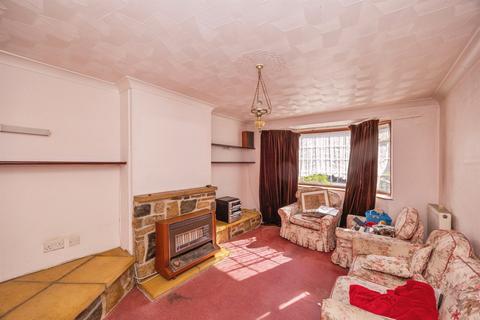 2 bed property, in James Road, £185,000