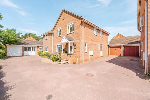 4 bed property, in Appletree Lane, £300,000