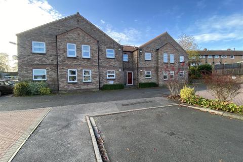 2 bed property, in Alexandra Court, £90,000
