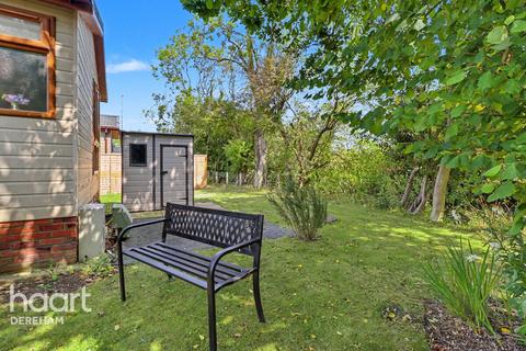2 bed property, in Yaxham Waters Holiday Park, £129,995