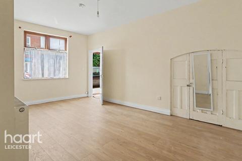 4 bed property, in New Bridge Street, £300,000