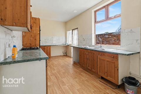 4 bed property, in New Bridge Street, £300,000