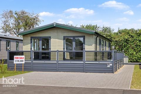 2 bed property, in Yaxham Waters Holiday Park, £170,000