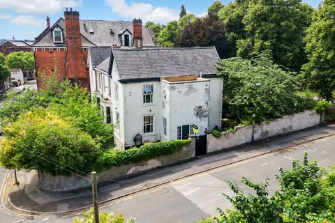 4 bed property, in Elm Avenue, £400,000