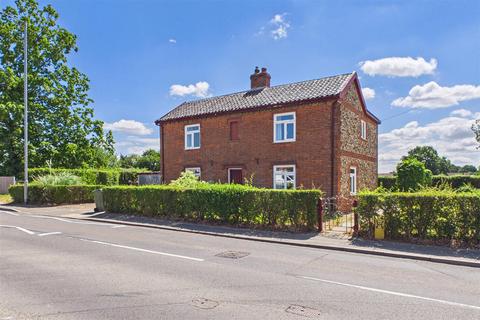3 bed property, in Chapel Street, £325,000