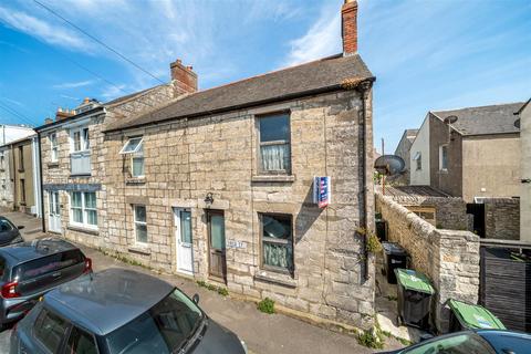 2 bed property, in New Street, £180,000