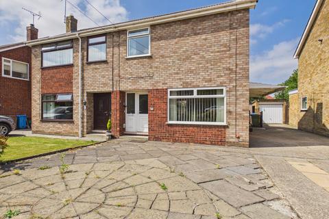 3 bed property, in Manor Close, £275,000