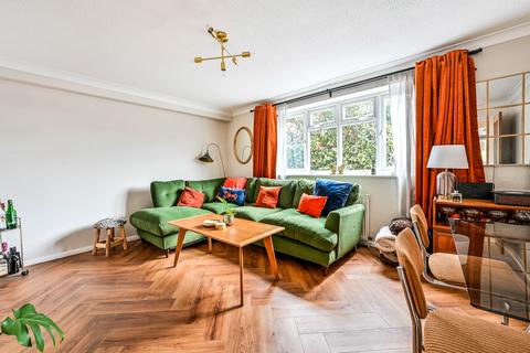 1 bed property, in Ferndown Court, £185,000