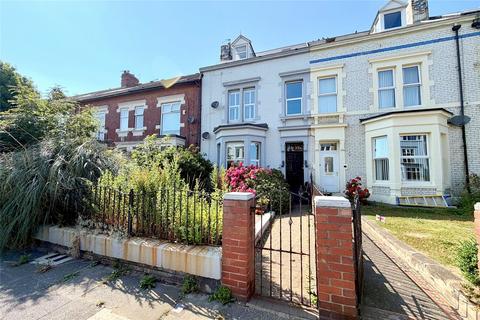 1 bed property, in Edwards Road, £220,000