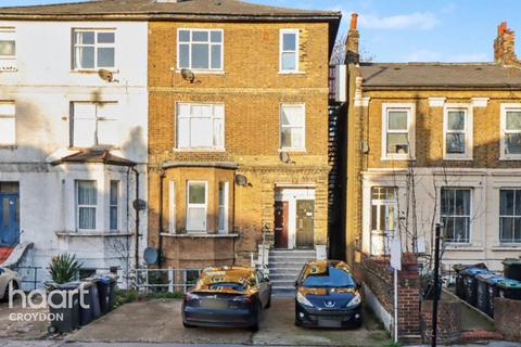 2 bed property, in St James's Road, £180,000