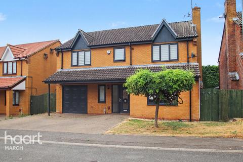 5 bed property, in Willowbrook Drive, £425,000