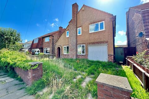 4 bed property, in Queens Drive, £190,000
