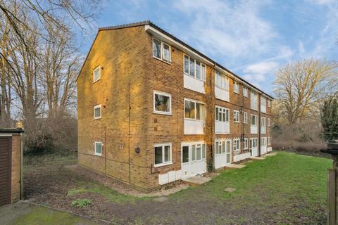 1 bed property, in 20 Kimpton Close, £55,000