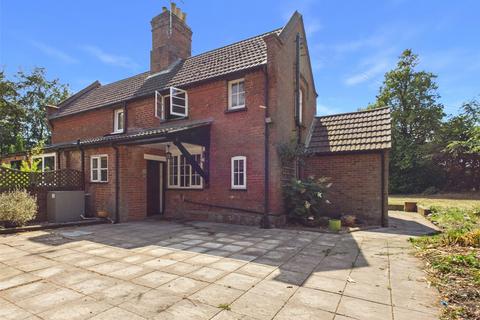3 bed property, in Foxhall, £350,000