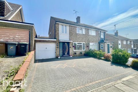 3 bed property, in Boxted Close, £350,000