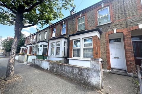 5 bed property, in Arragon Road, £525,000