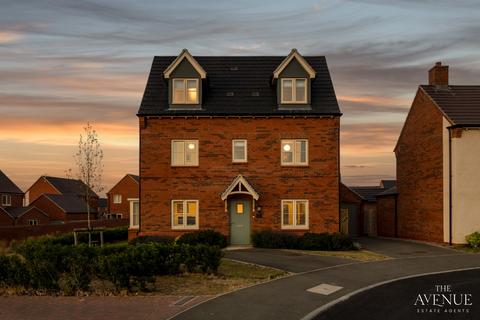 4 bed property, in Gleanings Close, £500,000