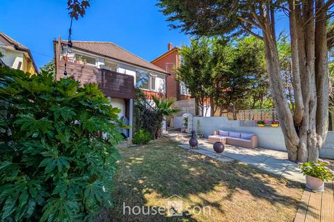 2 bed property, in Parley Road, £375,000