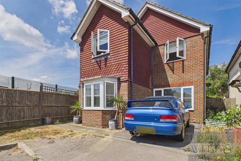 4 bed property, in Pashley Gardens, £425,000