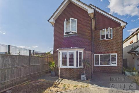 4 bed property, in Pashley Gardens, £425,000