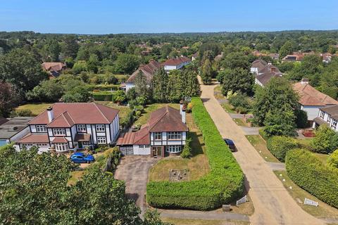 3 bed property, in Lower Road, £900,000