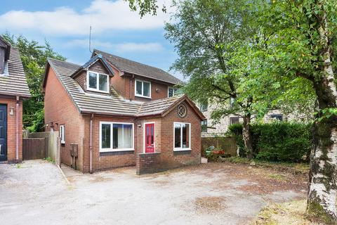 5 bed property, in High Street, £299,900