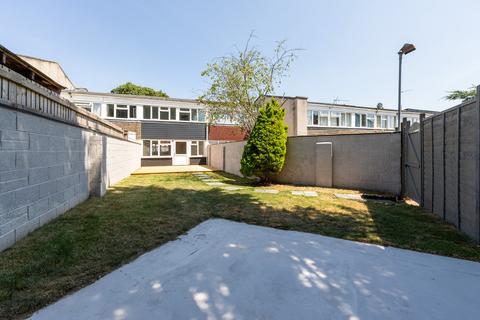 4 bed property, in Stockwood Lane, £300,000