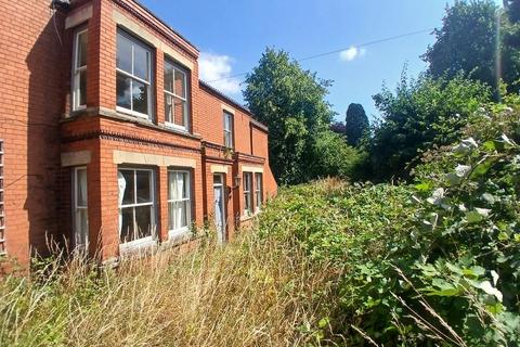 2 bed property, in Main Street, £145,000