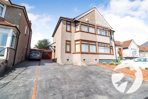 2 bed property, in Fairford Avenue, £425,000