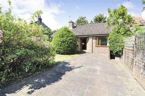 2 bed property, in Main Street, £300,000