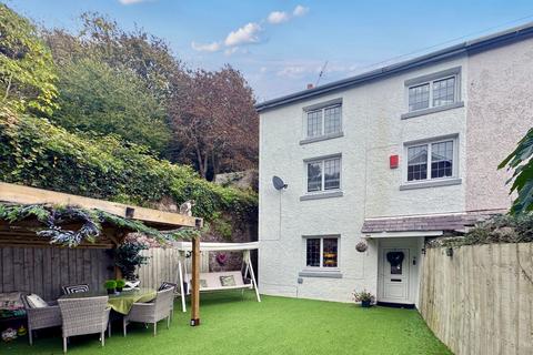 4 bed property, in Coombe Lane, £300,000
